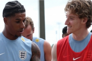 世体：拉什福德与戈登在英格兰集训营交流，向其传授在巴萨经验