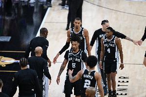 福克斯：只要文班打出侵略性 我们球队就能打出最佳水准